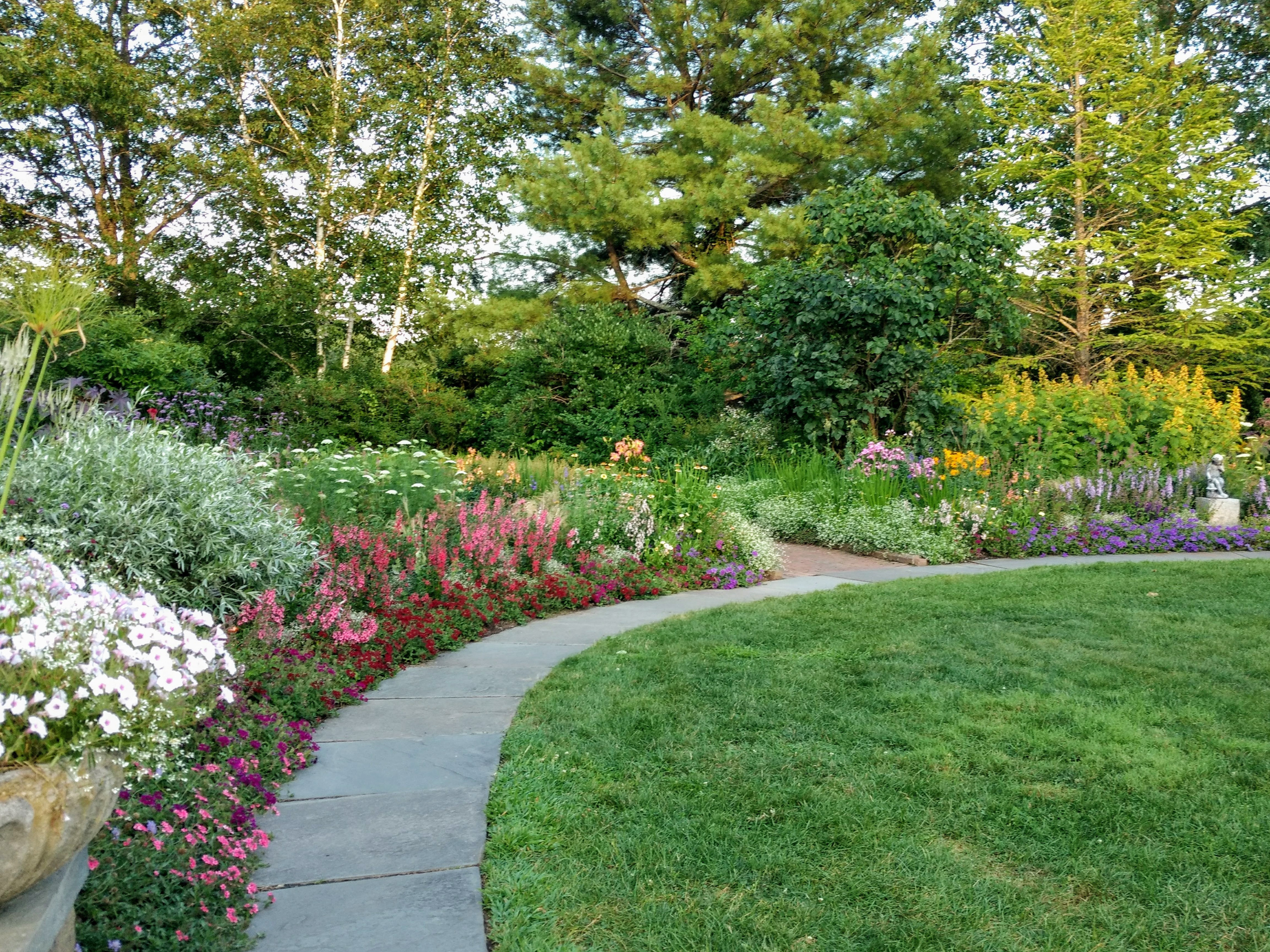 Благоустройство участка частного дома в Ессентуках и Ставропольском крае